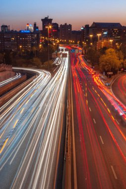 Madrid, İspanya uzun pozlama günbatımında bir otoyol dikey boyutunda. Europe