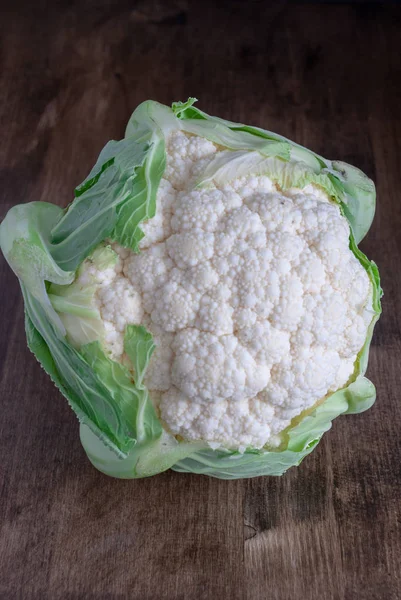 Ahşap arka plan üzerinde dikey çekimde karnabahar