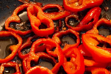 Kırmızı biber bir tencerede kızartılır