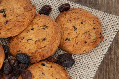 Tanımlama bilgileri ve kuru üzüm çuval bezi kumaş ve ahşap arka plan üzerinde yatay yakın çekim