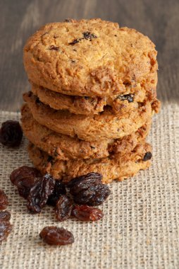 Dikey yukarıdan Çerezler ve kuru üzüm bir yığın çuval bezi kumaş üzerine