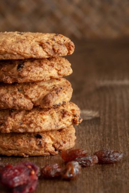 Tanımlama bilgileri ve koyu ahşap zemin üzerine kuru üzüm bir yığının dikey yakın çekim