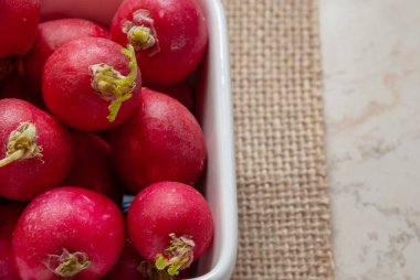 Turp kase üstten görünüm bez ve mermer zemin üzerine