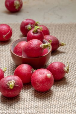 Dikey yukarıdan turp kase kumaş ve mermer zemin üzerine