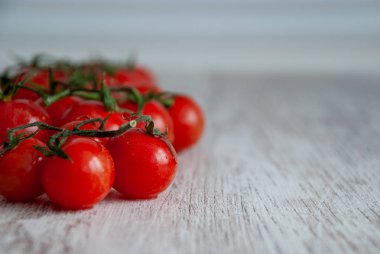 Yakın çekim yatay ufuk Beyaz ahşap arka plan üzerinde kırmızı kiraz domates