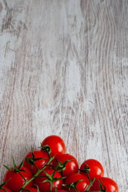 Dikey kopya alanı Beyaz ahşap zemin üzerine kırmızı kiraz domates close-up üzerinde Üstten Görünüm