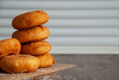 Donuts yığını üzerinden ahşap ve beyaz duvar içinde yakın çekim yatay