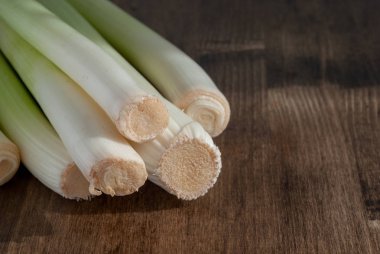 Pırasa üstten görünüm kopya alanı koyu ahşap zemin üzerine