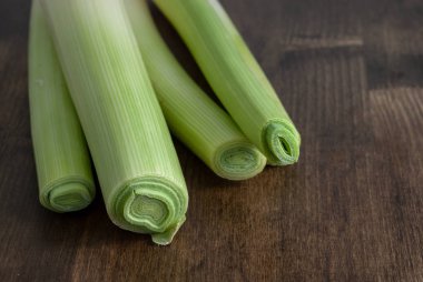 Pırasa üstten görünüm koyu ahşap arka plan üzerinde