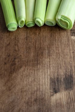 Dikey yukarıdan pırasa kopya alanı koyu ahşap zemin üzerine