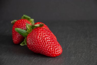 Çilek kayrak taş yakın çekim