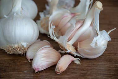 Koyu ahşap arka plan üzerinde beyaz sarmısakları, üstten görünüm