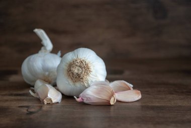 Soyulmuş beyaz sarımsak ahşap arka plan üzerinde yatay yakın çekim