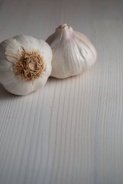 Dikey yukarıdan beyaz sarmısakları kopya alanı Beyaz ahşap zemin üzerine