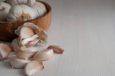 Ahşap kase kopya alanı Beyaz ahşap zemin üzerine beyaz sarmısakları yatay closeup