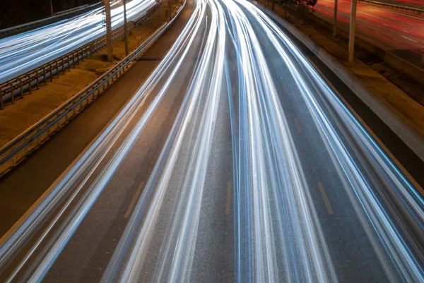 Madrid, İspanya, bir köprü üzerinden beyaz trafik üstten görünüm uyanır