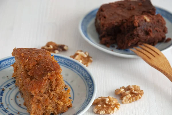 Vista Superior Torta Esponja Con Zanahorias Brownie Con Nueces Tenedor —  Fotos de Stock