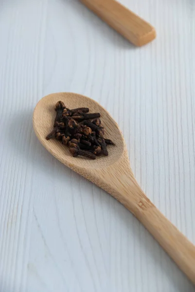 Vue Dessus Cuillère Bois Avec Clous Girofle Sur Fond Blanc — Photo