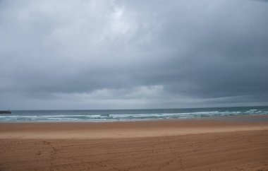 Kuzey İspanya'da fırtına gökyüzü ile Lonely plaj manzara