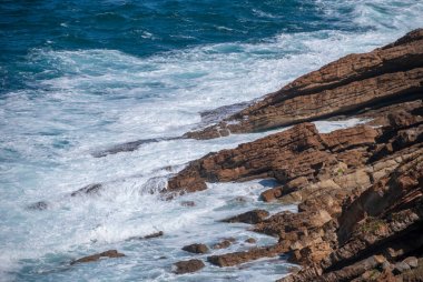 Kuzey İspanya'nın kayalık bir sahilkarşı beyaz köpük ile Dalgalar
