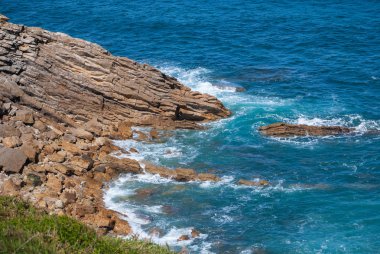 Kuzey İspanya'nın kayalık kıyılarına karşı dalgalar ile Mavi deniz manzara