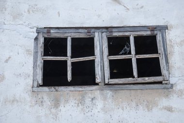 İspanya 'nın kuzeyinde terk edilmiş beyaz evin tahta pencereleri, Cantabria