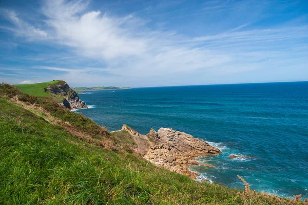 Paisaje Soleado Costa Rocosa Con Mar Azul Nubes Blancas Cantabria — Foto de Stock