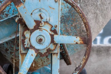 Paslı ve terk edilmiş mavi küçük beton mikser tekerleğinin detayı