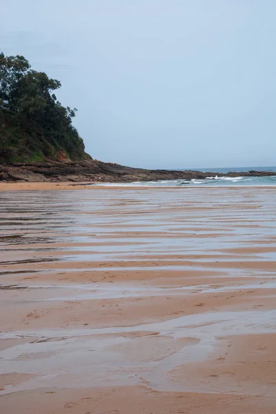 Strand Landskap Vid Lågvatten Med Klippa Grumlig Vårdag Cobreces Kantabrien — Stockfoto