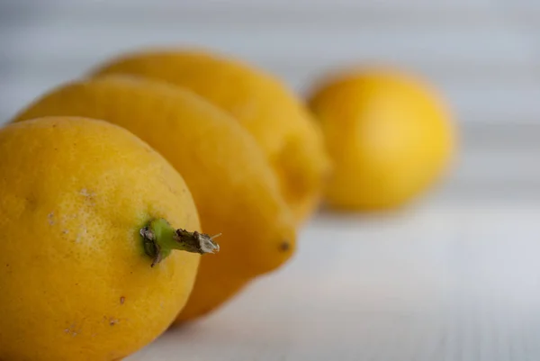 Nahaufnahme Von Vier Zitronen Die Erste Fokussiert Die Anderen Unfokussiert — Stockfoto