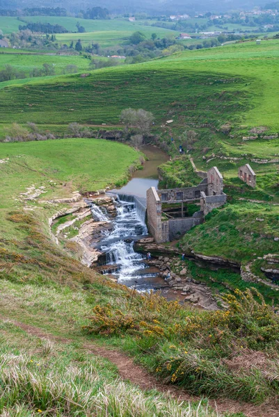 Vista Superior Del Paisaje Con Cascada Molino Abandonado Cobreces Cantabria — Foto de Stock