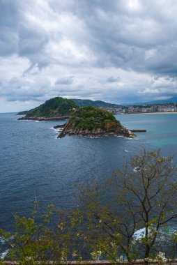 San Sebastian, Bask Ülkesi, İspanya, Avrupa'da Mount Igueldo sahil manzara dikey üst görünümü. Santa Clara adasıyla. Baharın bulutlu bir sabahı.