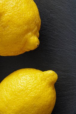 Siyah arka plan üzerinde iki limon yakın çekimde üst görünümü