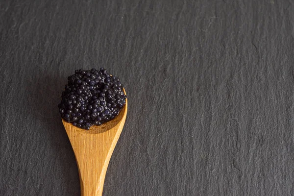 Vue Dessus Caviar Dans Une Cuillère Bois Sur Fond Ardoise — Photo