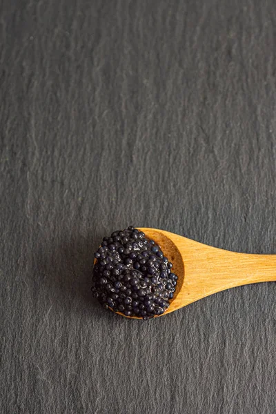 Vue Dessus Caviar Dans Une Cuillère Bois Verticale Sur Fond — Photo