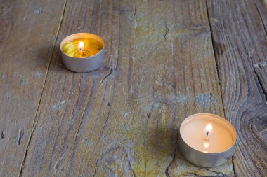 Yatay yıpranmış ahşap tahta üzerinde iki mum üst görünümü
