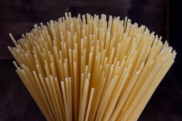 Bovenaanzicht Van Ruwe Spaghetti Donkere Houten Achtergrond — Stockfoto