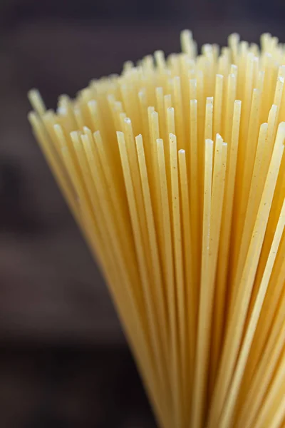 Close Verticale Stelletje Rauwe Spaghetti Donkere Achtergrond — Stockfoto