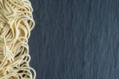 Kopya alanı ile yatay olarak taş kayrak arka plan üzerinde erişte makro yakın çekim