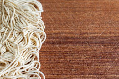 Kopya alanı ile yatay ahşap tahta üzerinde erişte üst görünümü