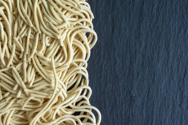 Kopya alanı ile taş kayrak arka plan üzerinde erişte makro yakın çekim