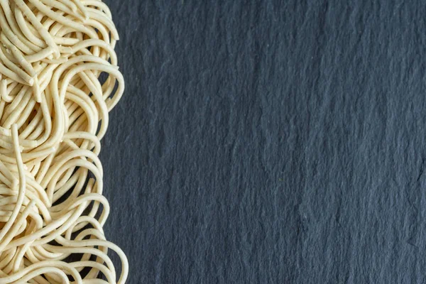 Kopya alanı ile yatay olarak taş kayrak arka plan üzerinde erişte makro yakın çekim