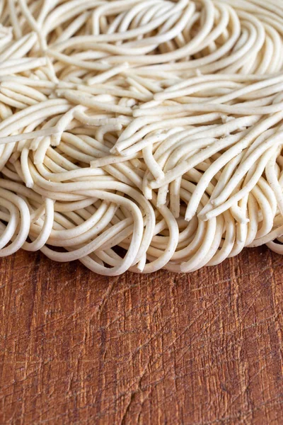 Vista Dall Alto Tagliatelle Tavola Legno Verticale Con Spazio Copia — Foto Stock