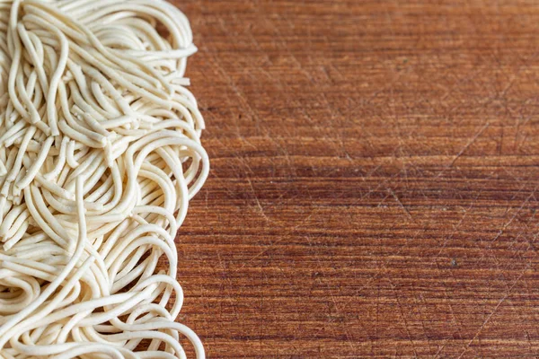 Kopya alanı ile yatay ahşap tahta üzerinde erişte üst görünümü