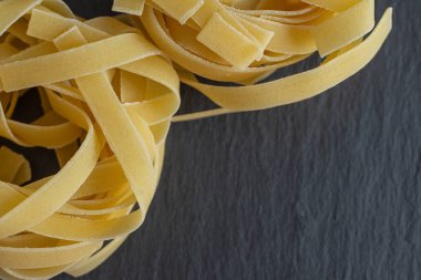 Kopya alanı ile yatay olarak taş kayrak arka plan üzerinde fettuccine makro yakın çekim