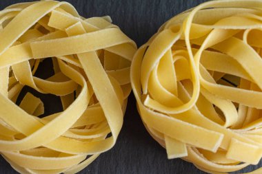 Yatay olarak taş kayrak arka plan üzerinde fettuccine makro yakın çekim