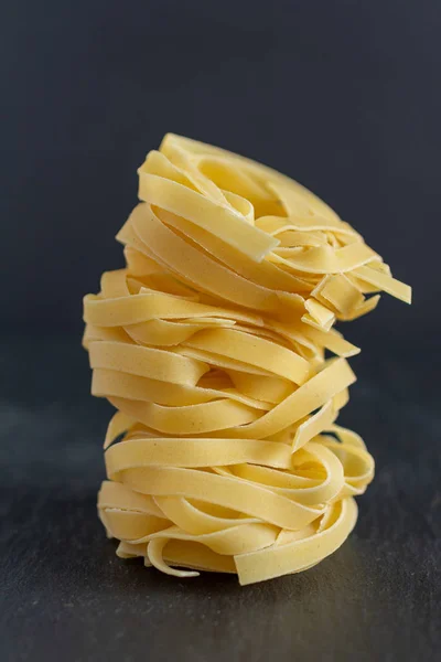 Close Fettuccine Stack Vertical Black Background — Stock Photo, Image