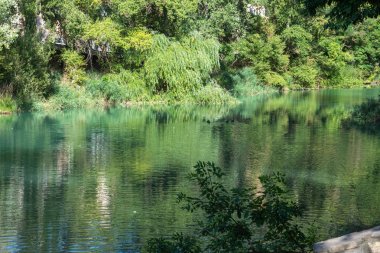 Cuenca, İspanya, Avrupa'dan geçerken Huecar nehri ile yeşil manzara