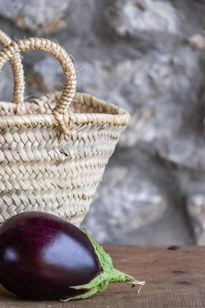 Ahşap masa üzerinde sepet ile organik patlıcan yakın çekim