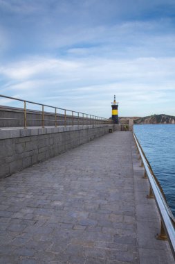 Comillas, İspanya, Avrupa arka planda perspektif deniz feneri ile liman görünümü